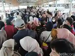 Pemudik Pejalan Kaki Menumpuk di Dermaga Bakauheni Karena Absennya Petugas